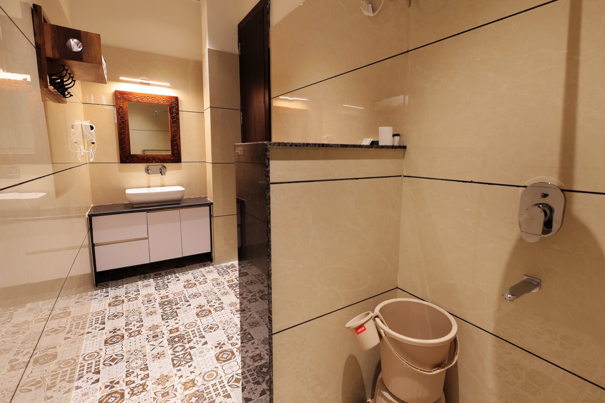 Ensuite bathroom vanity and mirror
